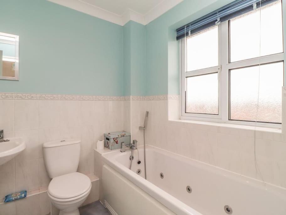 Stunning Seaviews - House - Jacuzzi Bath Tub Holiday home Littlestone-on-Sea