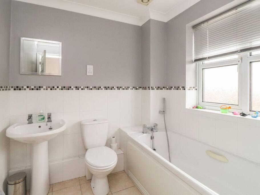 Holiday home Stunning Seaviews - House - Jacuzzi Bath Tub