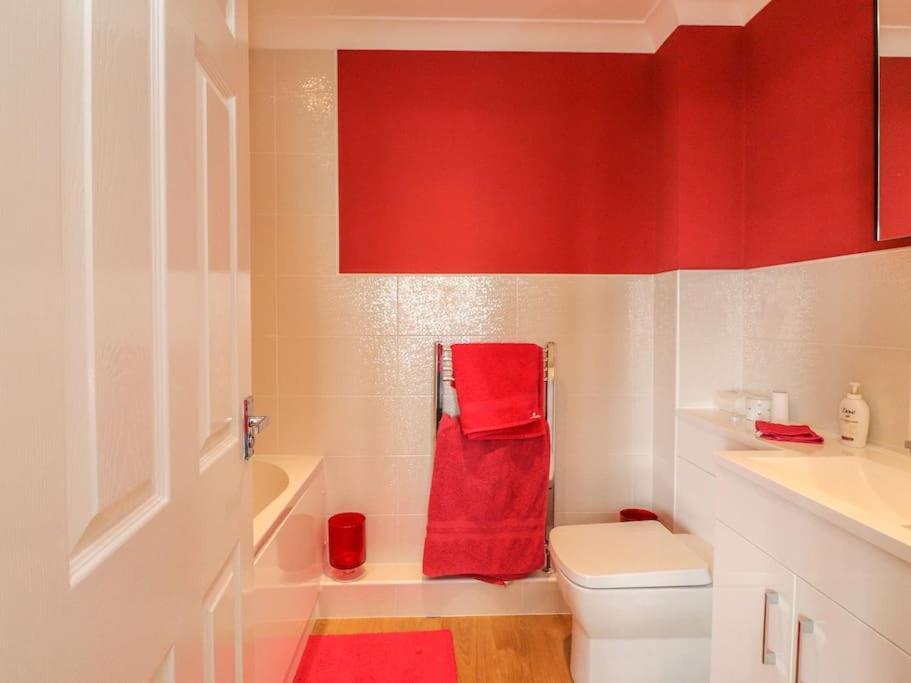 Stunning Seaviews - House - Jacuzzi Bath Tub Holiday home